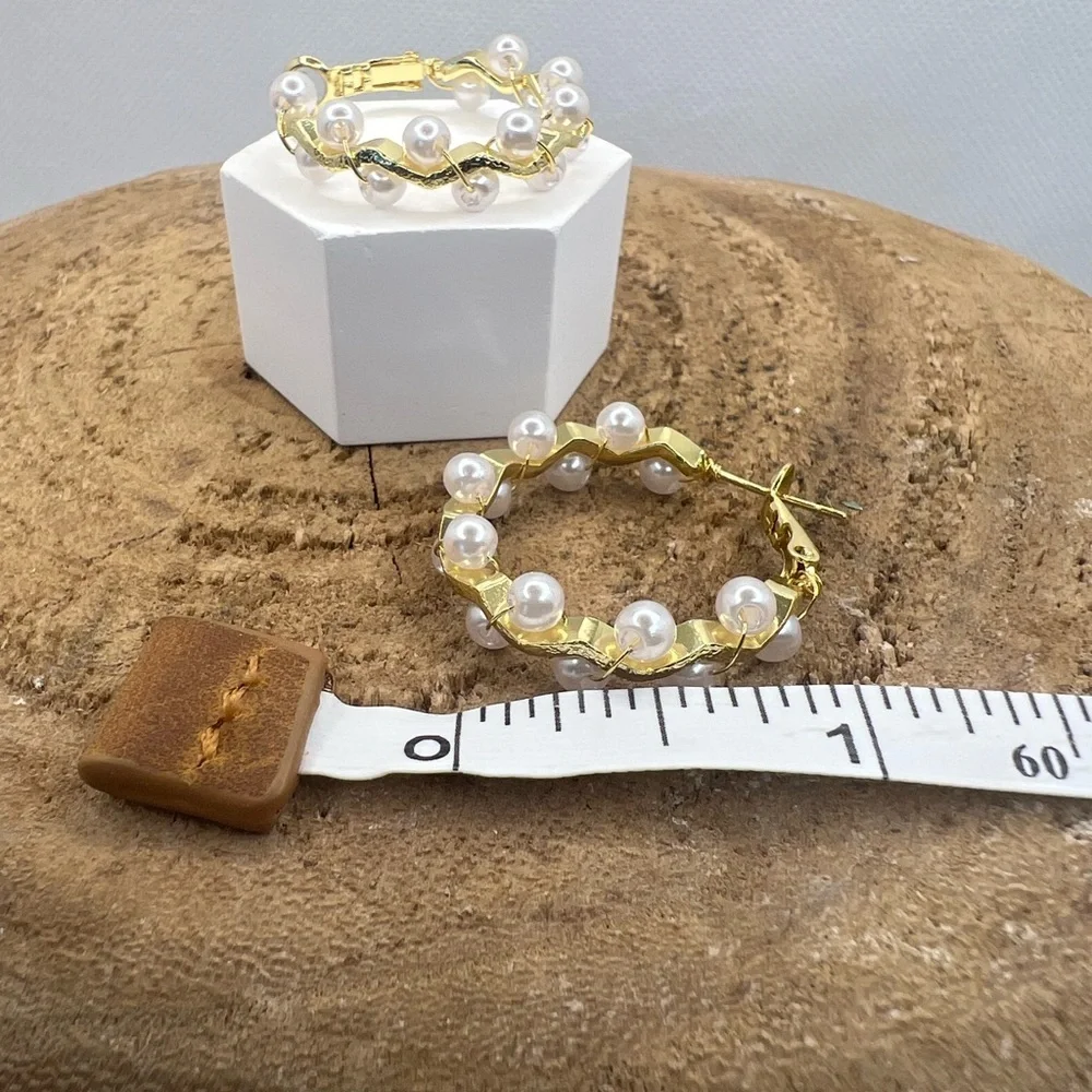 Earrings‎